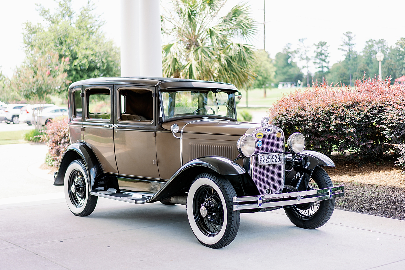Antique getaway car for Simple Southern Country Club Wedding | Image by Annie Laura Photo| Image by Annie Laura Photo