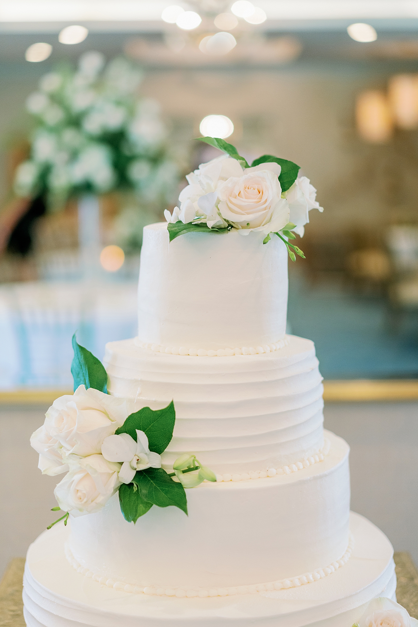 Details of wedding cake decorated with flowers | Image by Annie Laura Photo