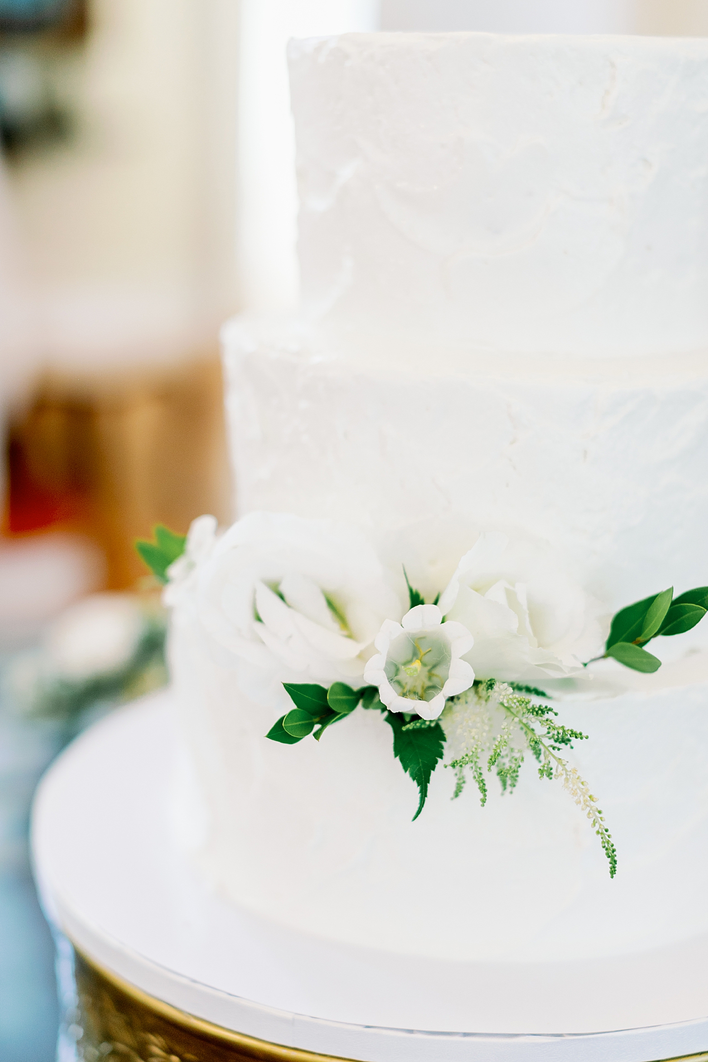 Details of wedding cake during Elegant Grandmillenial Charleston Wedding | Images by Annie Laura Photography